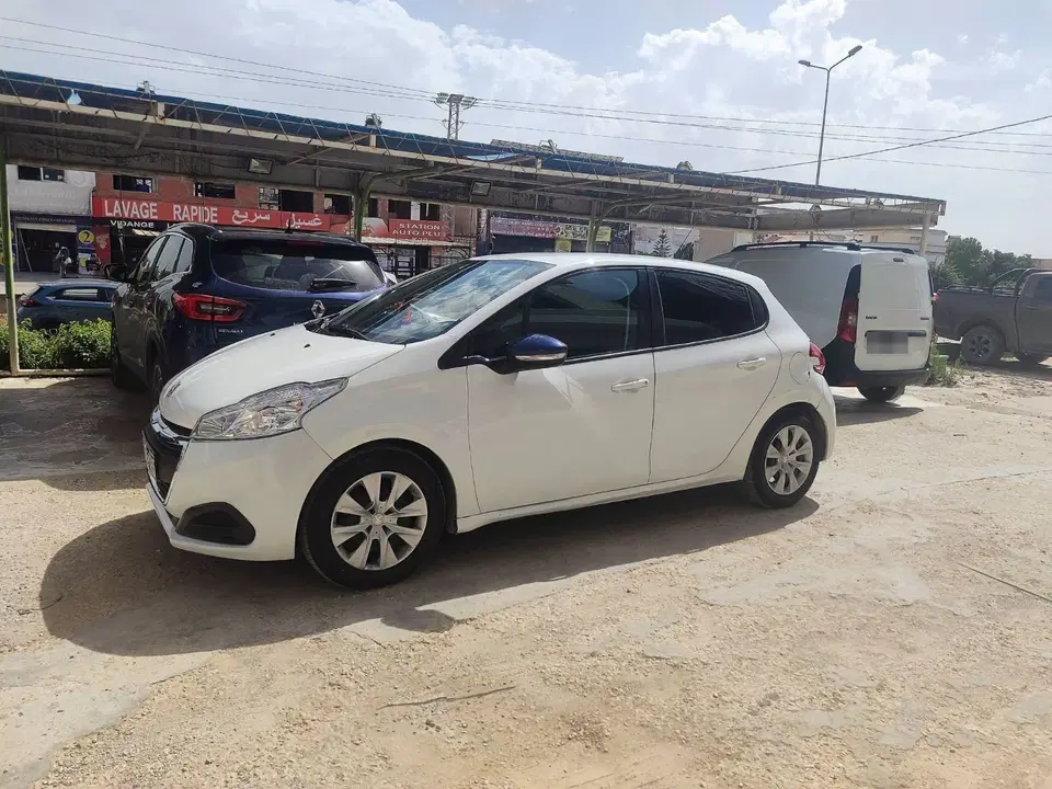 Peugeot 208, photo 1 sur 6